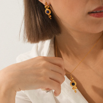 collier femme en acier inoxydable doré avec pendentif serpent ondulant orné d’une pierre bleue intense, longueur 44,5 +5,5 cm, bijou symbolique de protection et d’intuition