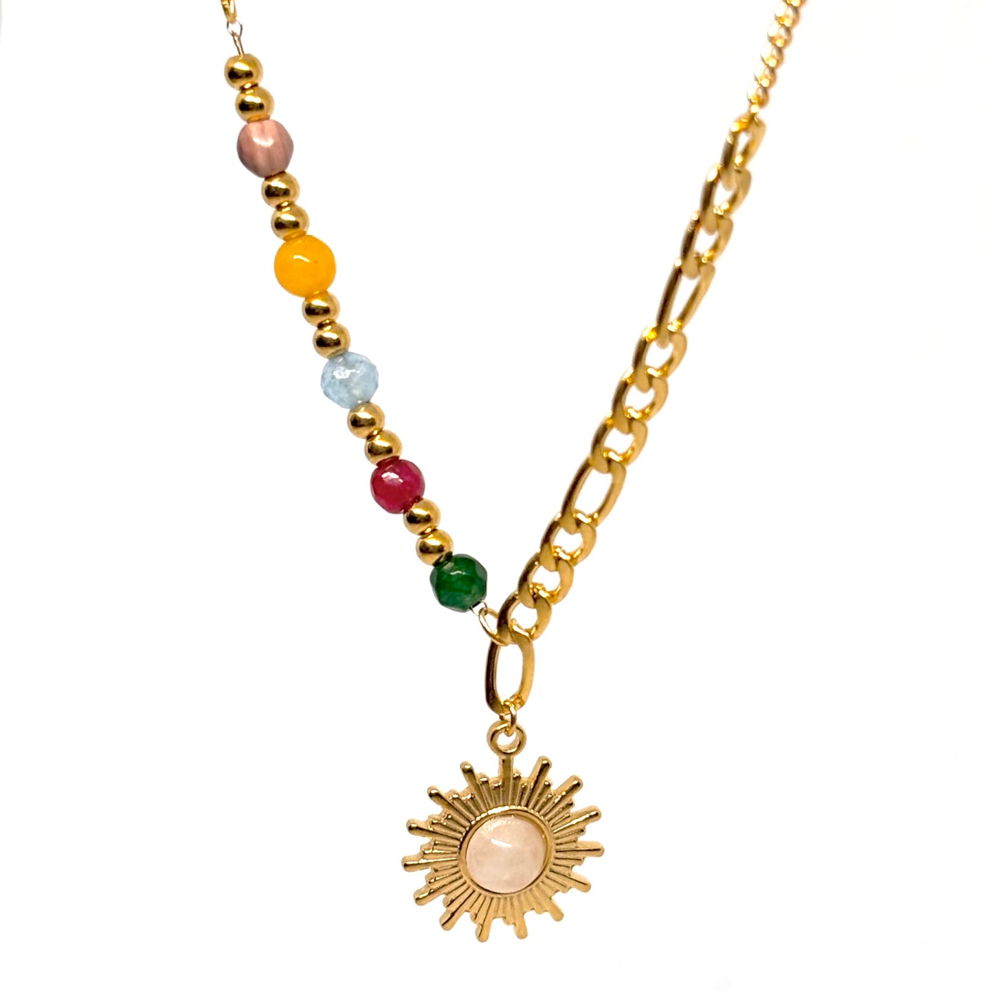 collier femme en acier inoxydable doré avec pendentif soleil à rayons texturés et chaîne asymétrique mêlant maillons plats et perles multicolores, bijou bohème et lumineux à offrir