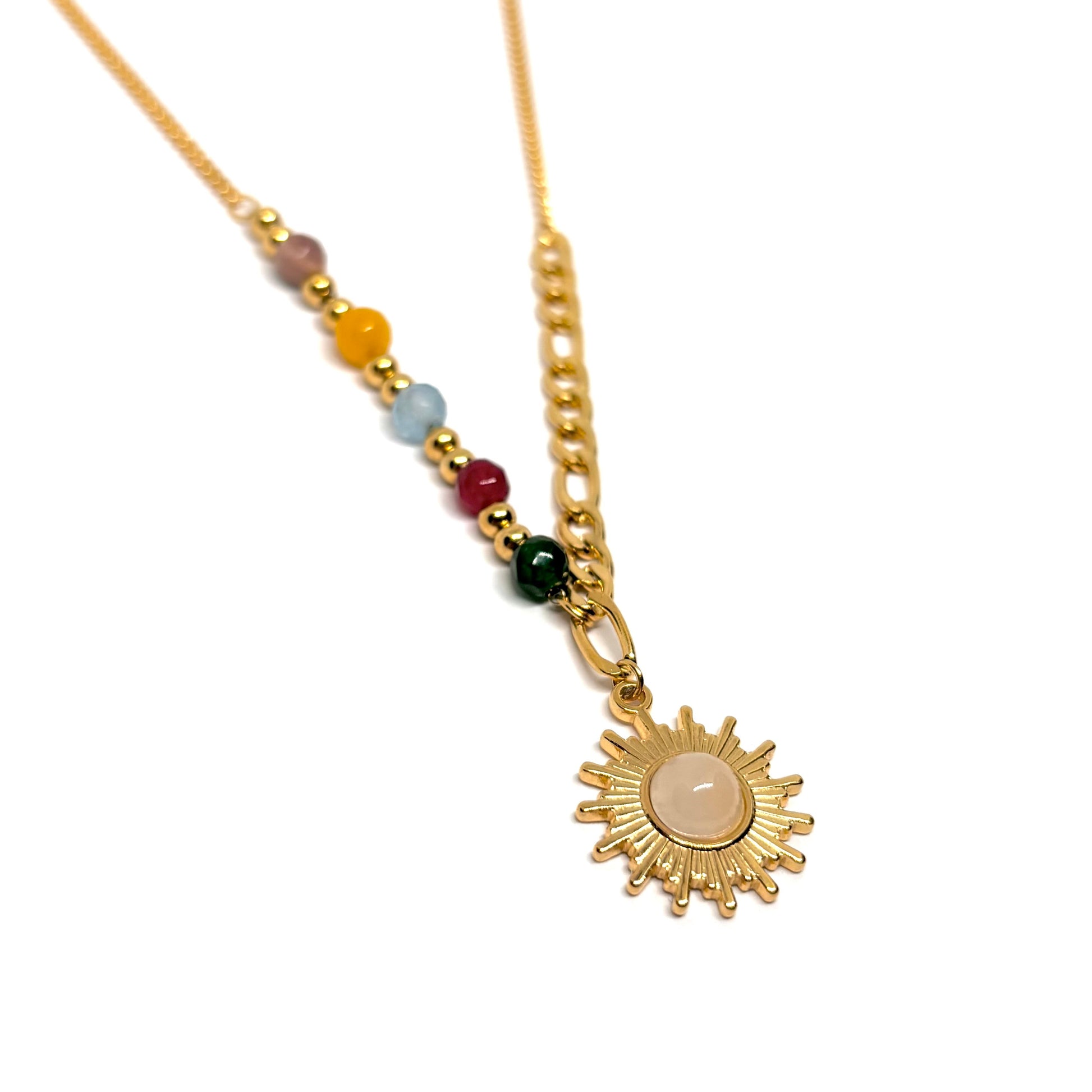 collier femme en acier inoxydable doré avec pendentif soleil à rayons texturés et chaîne asymétrique mêlant maillons plats et perles multicolores, bijou bohème et lumineux à offrir