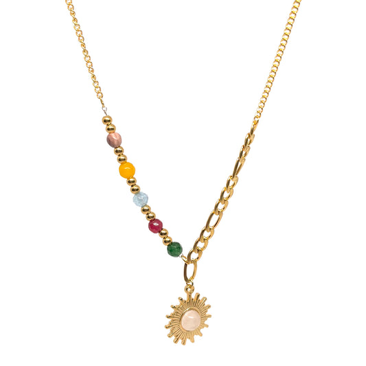 collier femme en acier inoxydable doré avec pendentif soleil à rayons texturés et chaîne asymétrique mêlant maillons plats et perles multicolores, bijou bohème et lumineux à offrir