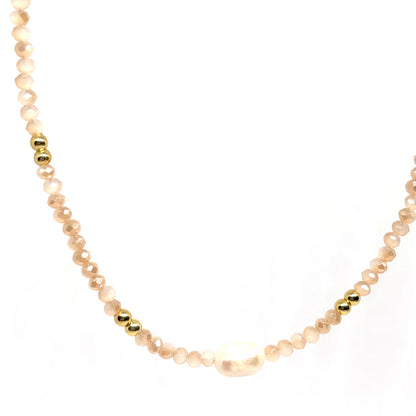 collier femme en acier inoxydable doré orné de perles beige nude, cristaux dorés et perle blanche d’eau douce centrale, longueur 40 +5 cm, bijou bohème chic et raffiné à offrir