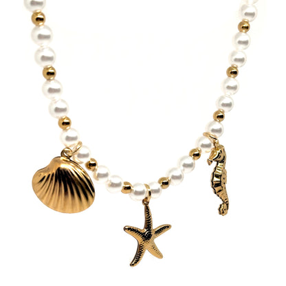 collier femme en acier inoxydable doré avec perles blanches de 6 mm et trois pendentifs marins coquillage, étoile de mer et hippocampe, longueur 40 +5 cm, bijou estival lumineux et symbolique