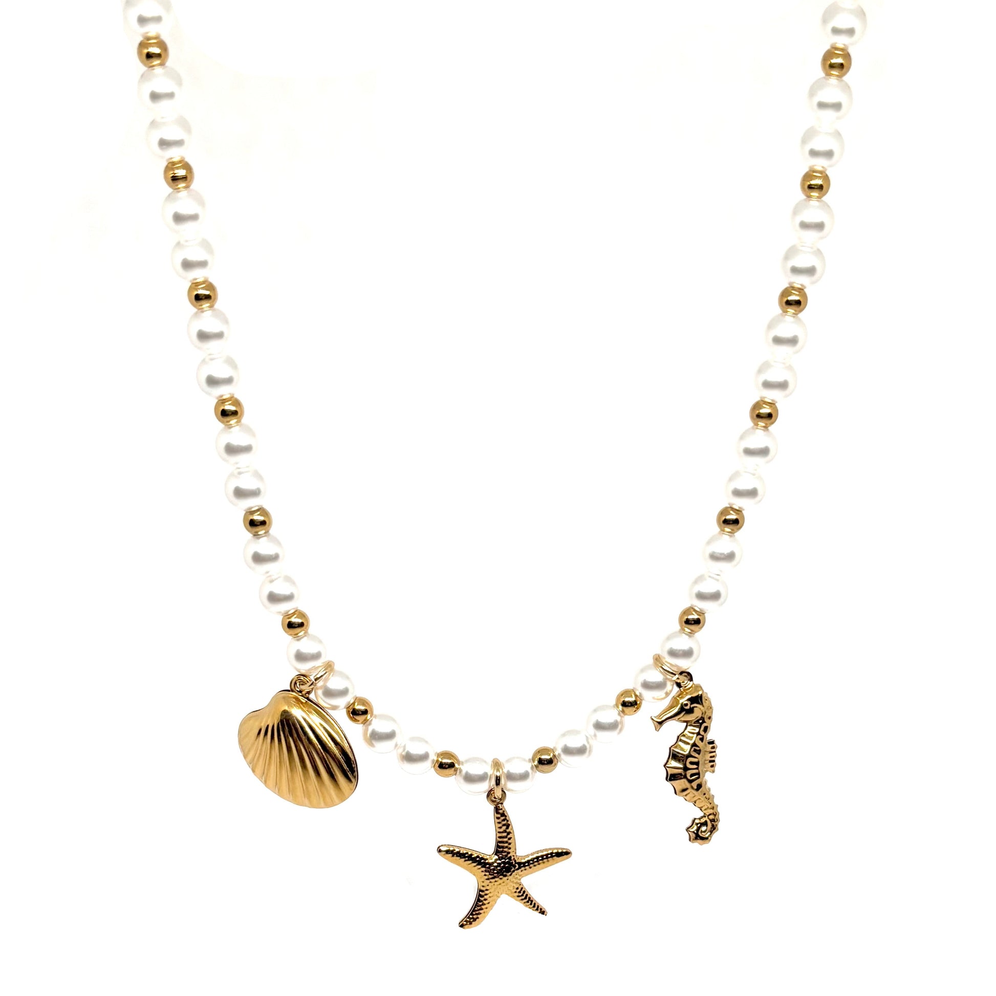 collier femme en acier inoxydable doré avec perles blanches de 6 mm et trois pendentifs marins coquillage, étoile de mer et hippocampe, longueur 40 +5 cm, bijou estival lumineux et symbolique