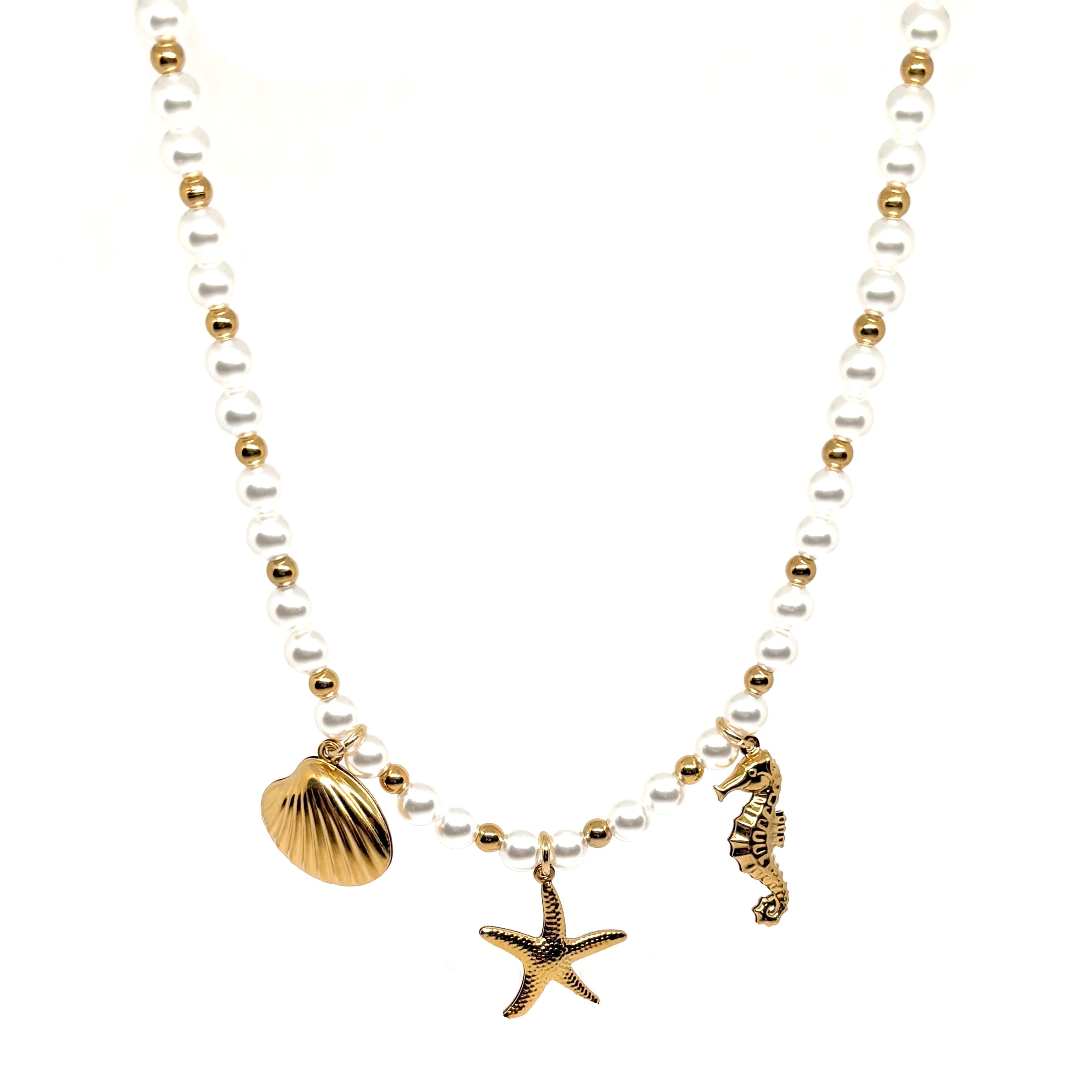 collier femme en acier inoxydable doré avec perles blanches de 6 mm et trois pendentifs marins coquillage, étoile de mer et hippocampe, longueur 40 +5 cm, bijou estival lumineux et symbolique