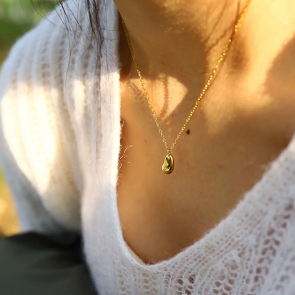 collier femme en acier inoxydable doré PVD 18K avec pendentif haricot lisse au design organique et minimaliste, chaîne fine 41 +5 cm, bijou scandinave symbole de chance et de renouveau