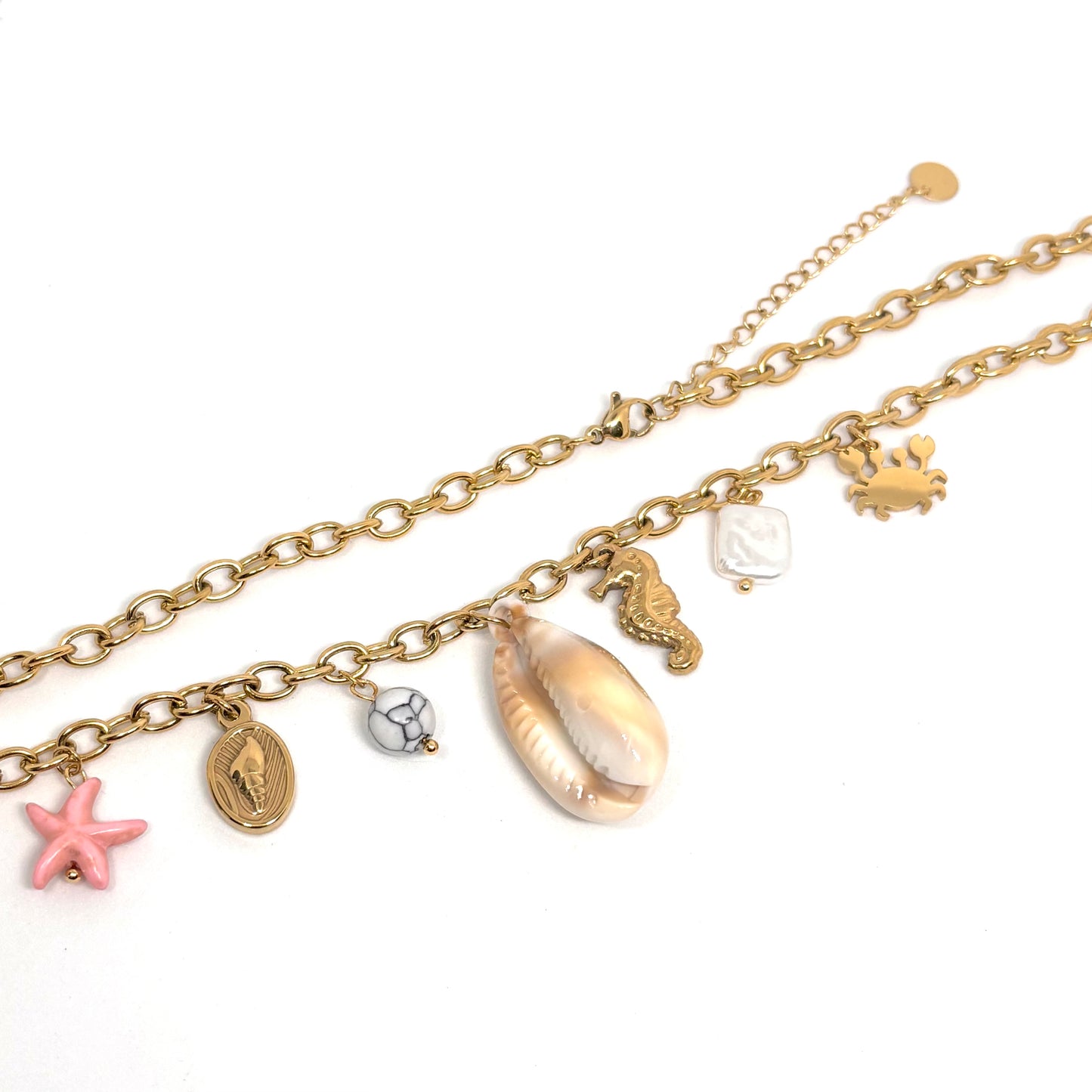 collier femme en acier titane doré à maillons larges orné de charms marins : étoile de mer rose, coquillage naturel, hippocampe, crabe et pierre blanche, bijou bohème chic d’été au style solaire