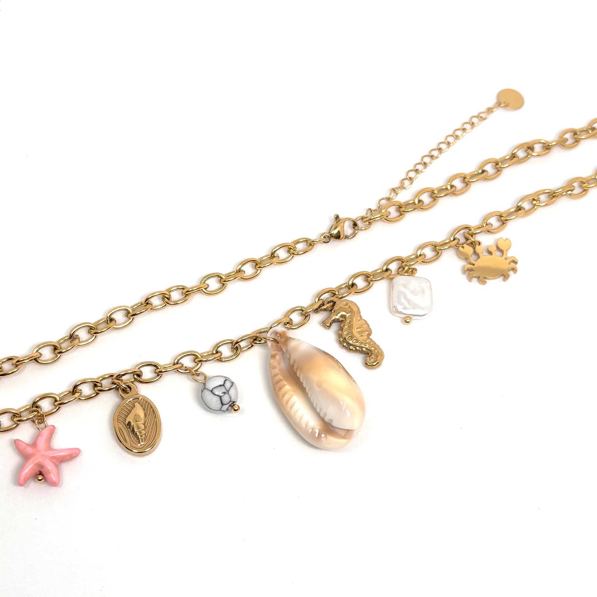collier femme en acier titane doré à maillons larges orné de charms marins : étoile de mer rose, coquillage naturel, hippocampe, crabe et pierre blanche, bijou bohème chic d’été au style solaire