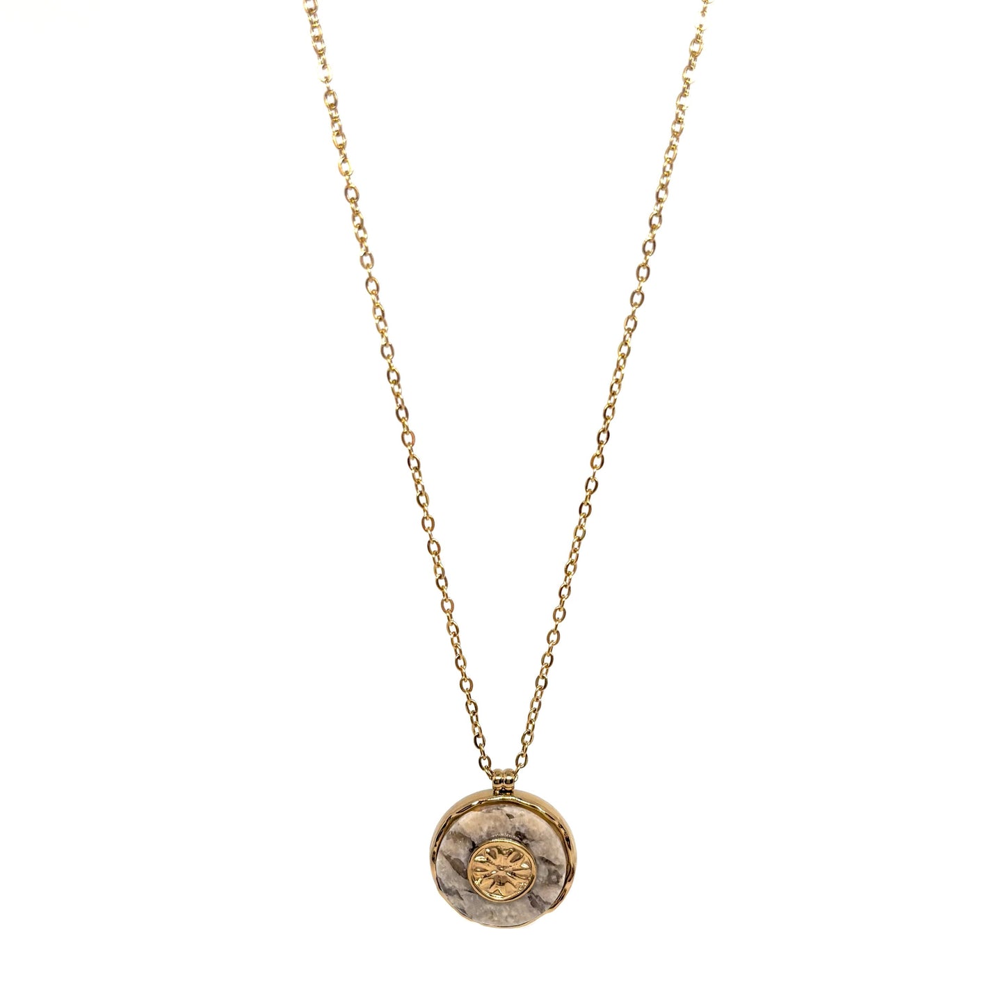 Collier doré pour femme avec médaillon rond en pierre naturelle serti d’un motif rosace doré. Bijou bohème chic en acier inoxydable, résistant à l’eau et hypoallergénique, au design spirituel et raffiné