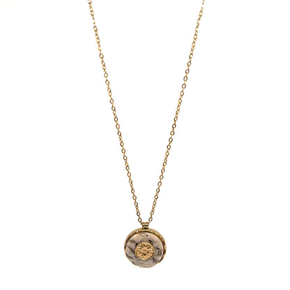 Collier doré pour femme avec médaillon rond en pierre naturelle serti d’un motif rosace doré. Bijou bohème chic en acier inoxydable, résistant à l’eau et hypoallergénique, au design spirituel et raffiné