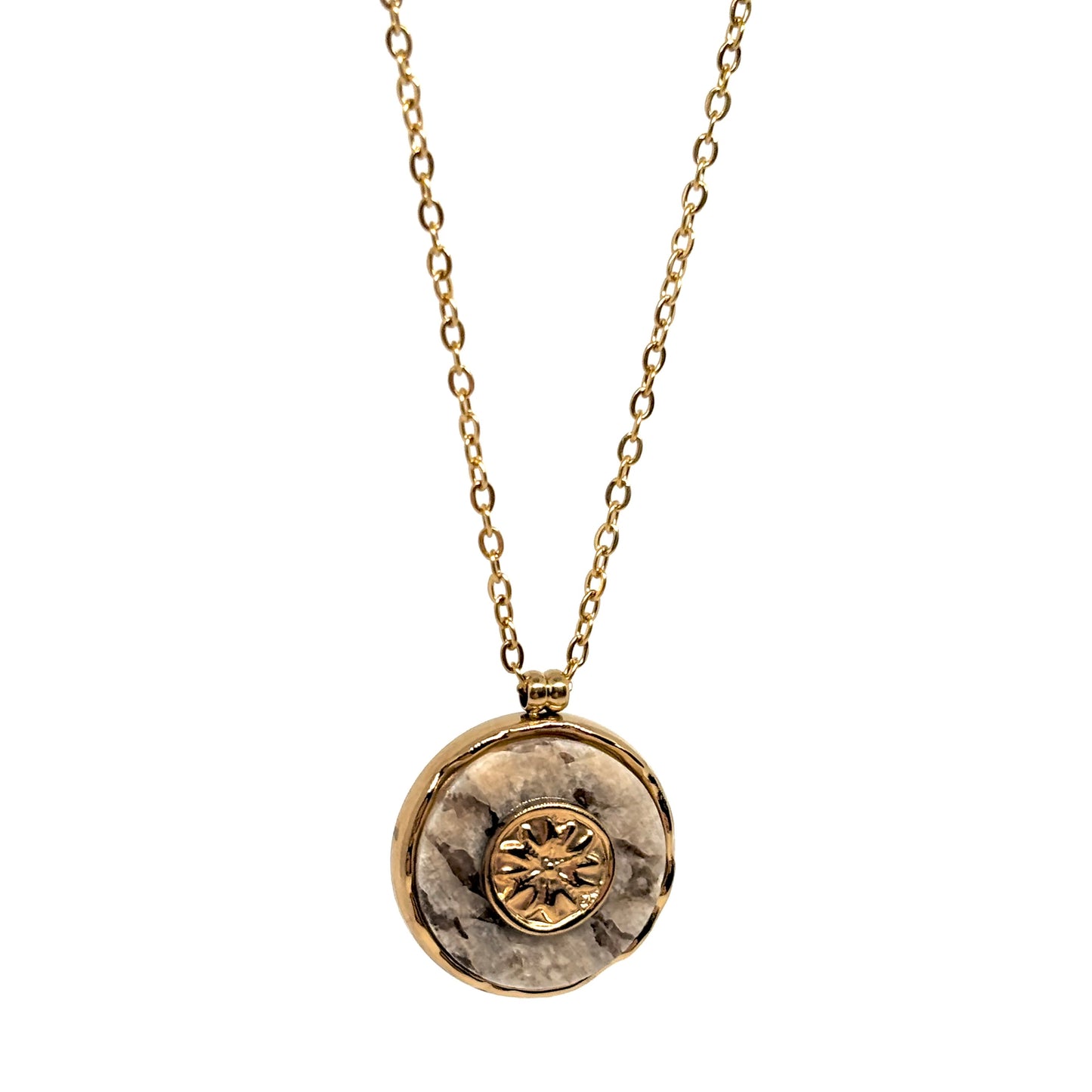 Collier doré pour femme avec médaillon rond en pierre naturelle serti d’un motif rosace doré. Bijou bohème chic en acier inoxydable, résistant à l’eau et hypoallergénique, au design spirituel et raffiné