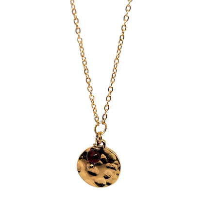 Collier doré pour femme avec médaillon rond martelé façon lune et petite pierre rouge type grenat. Bijou raffiné en acier inoxydable, résistant à l’eau et hypoallergénique, au design poétique et minimaliste