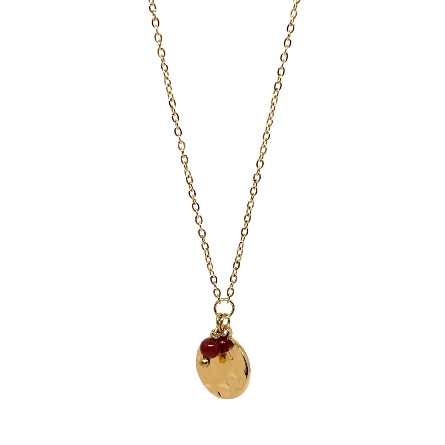 Collier doré pour femme avec médaillon rond martelé façon lune et petite pierre rouge type grenat. Bijou raffiné en acier inoxydable, résistant à l’eau et hypoallergénique, au design poétique et minimaliste