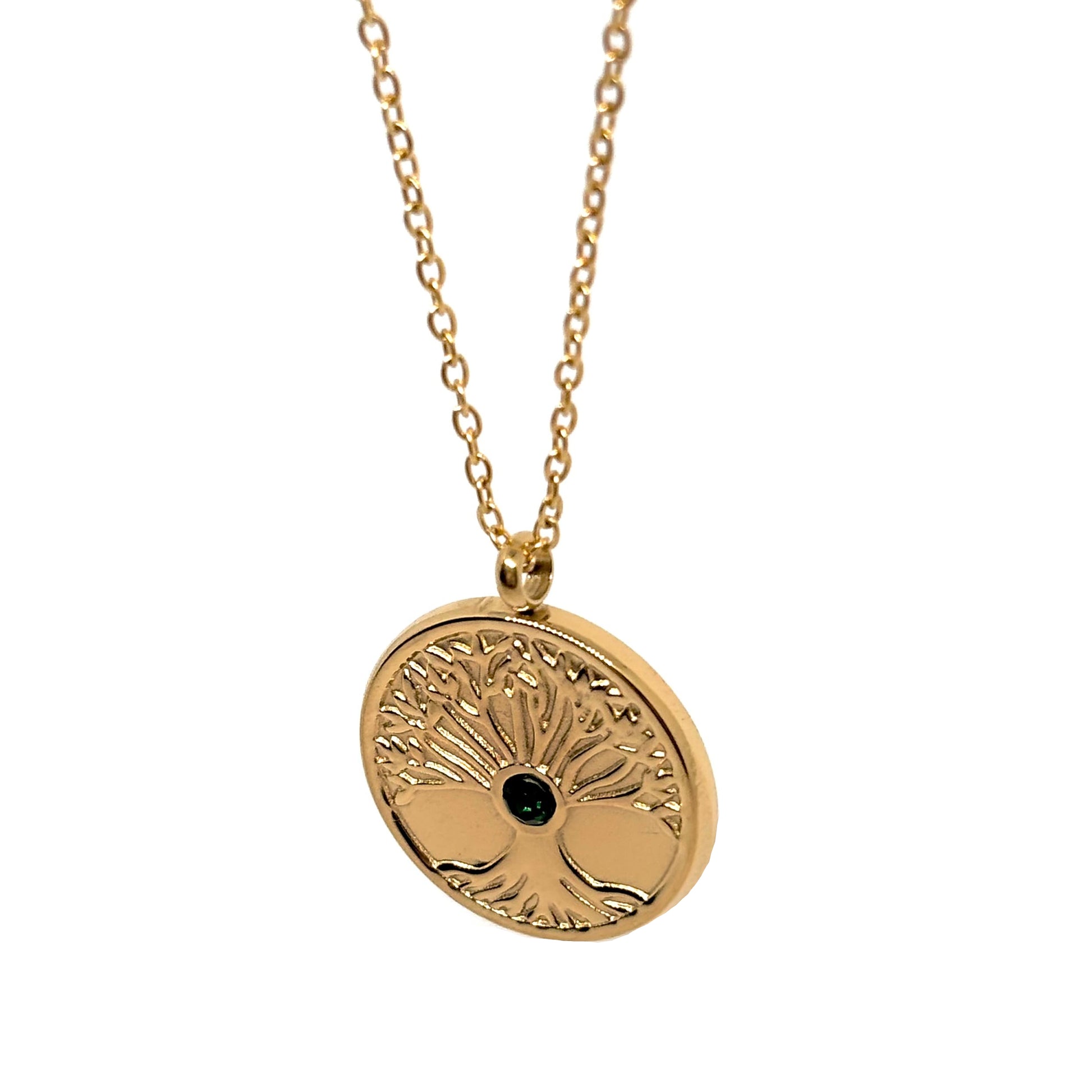 Collier doré pour femme avec médaillon rond gravé d’un arbre de vie serti d’un cristal vert profond. Bijou spirituel en acier inoxydable, résistant à l’eau et hypoallergénique, symbole d’harmonie et de croissance intérieure.