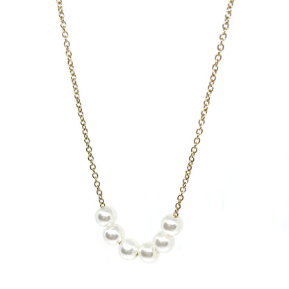 Collier pour femme en acier inoxydable couleur doré, orné de sept perles blanches nacrées alignées au centre. Bijou minimaliste et raffiné, résistant à l’eau, idéal pour un style chic et intemporel au quotidien.