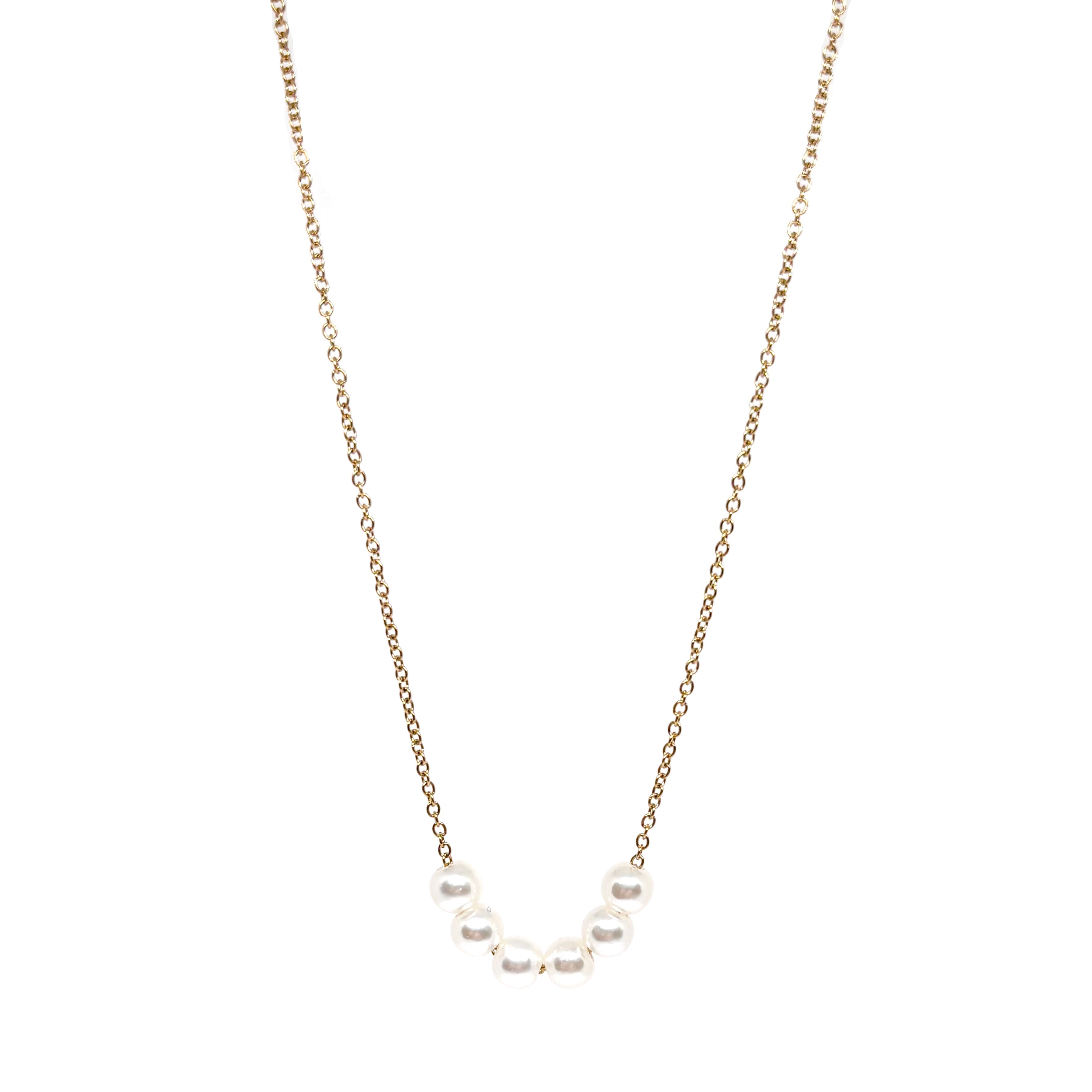 Collier pour femme en acier inoxydable couleur doré, orné de sept perles blanches nacrées alignées au centre. Bijou minimaliste et raffiné, résistant à l’eau, idéal pour un style chic et intemporel au quotidien.