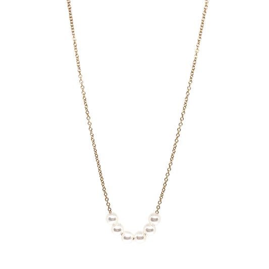 Collier pour femme en acier inoxydable couleur doré, orné de sept perles blanches nacrées alignées au centre. Bijou minimaliste et raffiné, résistant à l’eau, idéal pour un style chic et intemporel au quotidien.