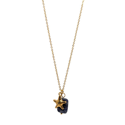 Collier doré pour femme en acier inoxydable, orné d’un pendentif étoile de mer et d’une pierre bleue brute. Bijou marin et bohème, résistant à l’eau et hypoallergénique, symbole de liberté et de connexion à l’océan