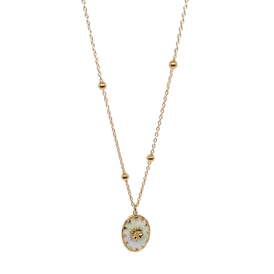 Collier double chaîne pour femme en acier inoxydable couleur doré, orné d’un médaillon en nacre naturelle avec étoile dorée à huit branches. Bijou lumineux et raffiné, résistant à l’eau et hypoallergénique, au style céleste et élégant