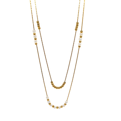 Collier double rang pour femme en acier inoxydable couleur doré, orné de perles blanches nacrées et de petites billes dorées. Bijou raffiné et lumineux, résistant à l’eau, au design délicat et minimaliste idéal pour un style chic et féminin