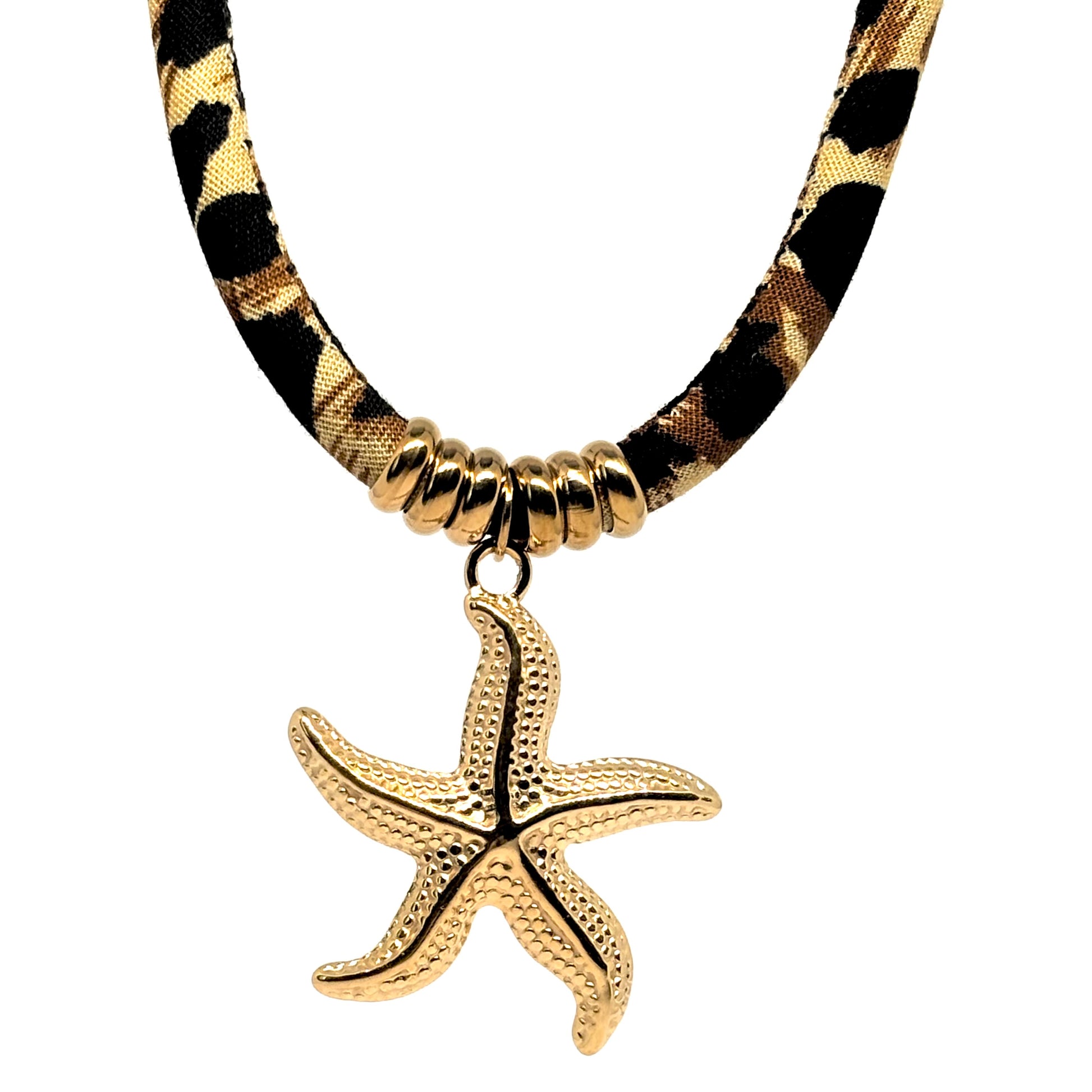 Collier pour femme avec pendentif étoile de mer couleur doré suspendu à un cordon à motif léopard. Bijou original en acier titane, résistant à l’eau et hypoallergénique, alliant esprit marin et style bohème audacieux.