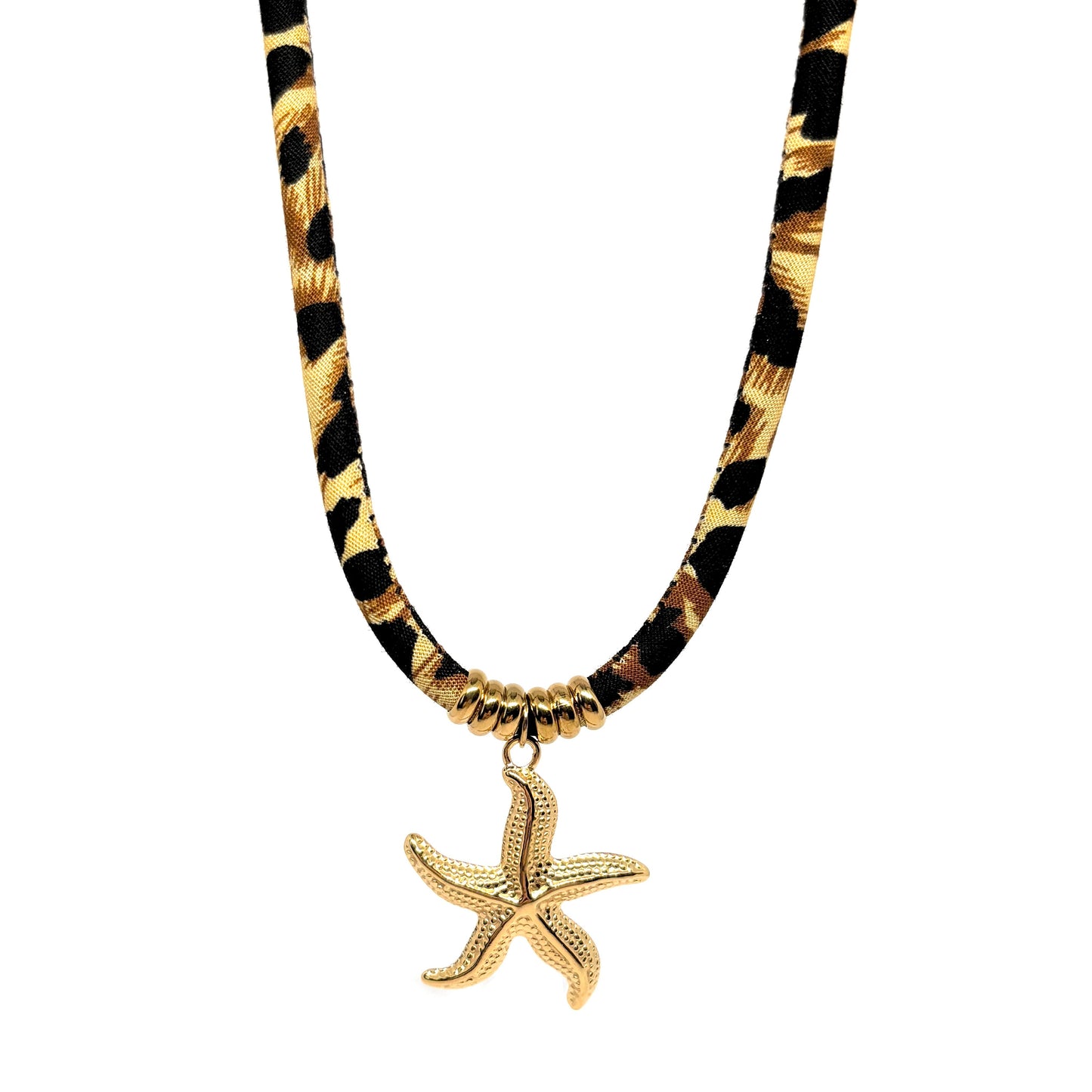 Collier pour femme avec pendentif étoile de mer couleur doré suspendu à un cordon à motif léopard. Bijou original en acier titane, résistant à l’eau et hypoallergénique, alliant esprit marin et style bohème audacieux.