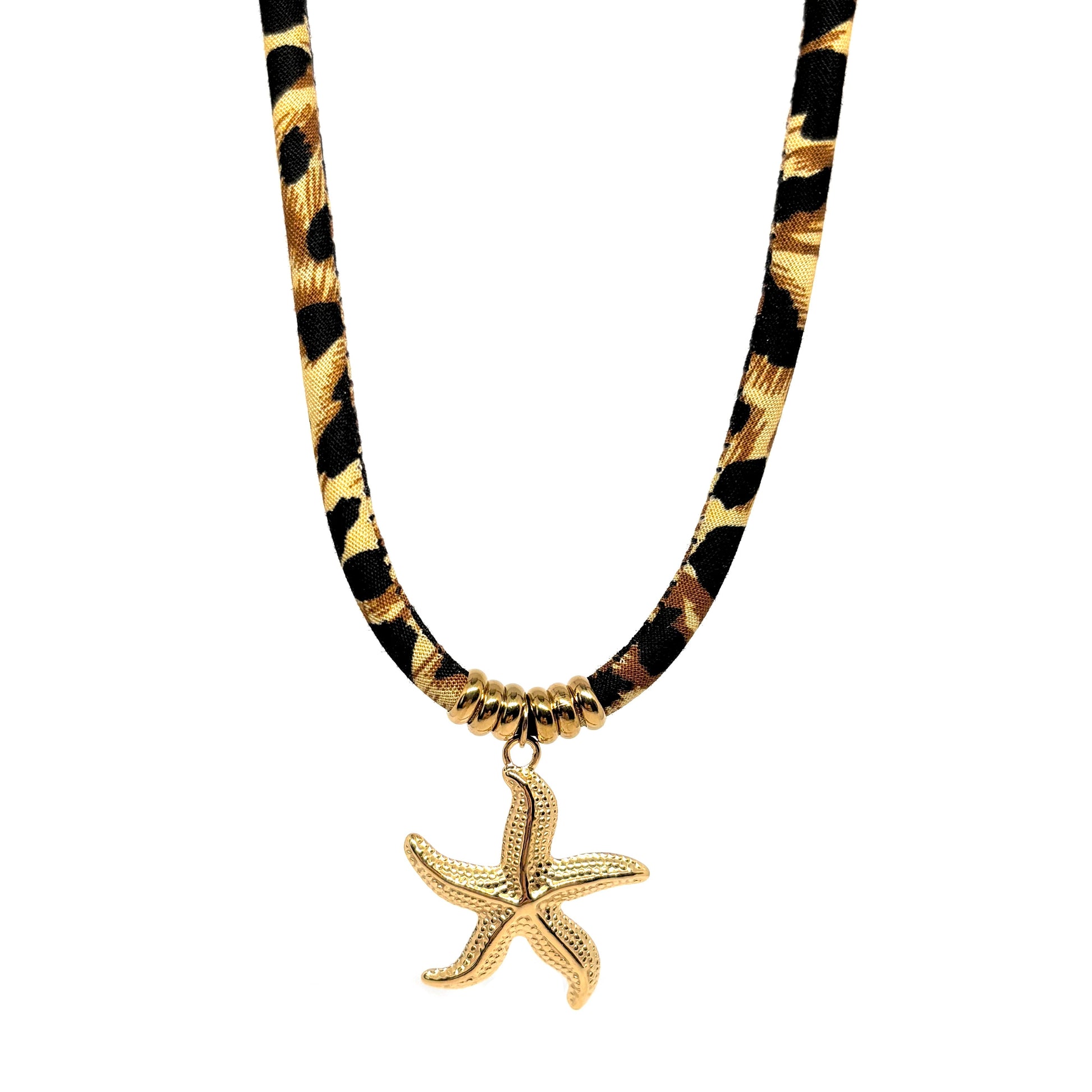 Collier pour femme avec pendentif étoile de mer couleur doré suspendu à un cordon à motif léopard. Bijou original en acier titane, résistant à l’eau et hypoallergénique, alliant esprit marin et style bohème audacieux.