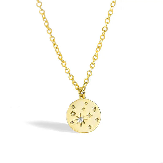 collier femme en laiton plaqué or avec médaillon gravé d’étoiles et étoile du nord incrustée d’un zircon blanc, longueur 45 +5 cm, bijou céleste et symbolique plein de poésie et de lumière