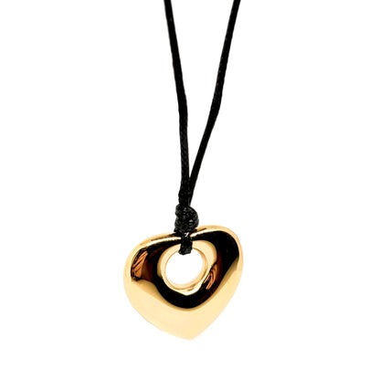 Collier long pour femme avec pendentif cœur doré en acier inoxydable suspendu à un cordon noir. Bijou moderne et graphique, au design massif et miroir, idéal pour un look audacieux et contemporain