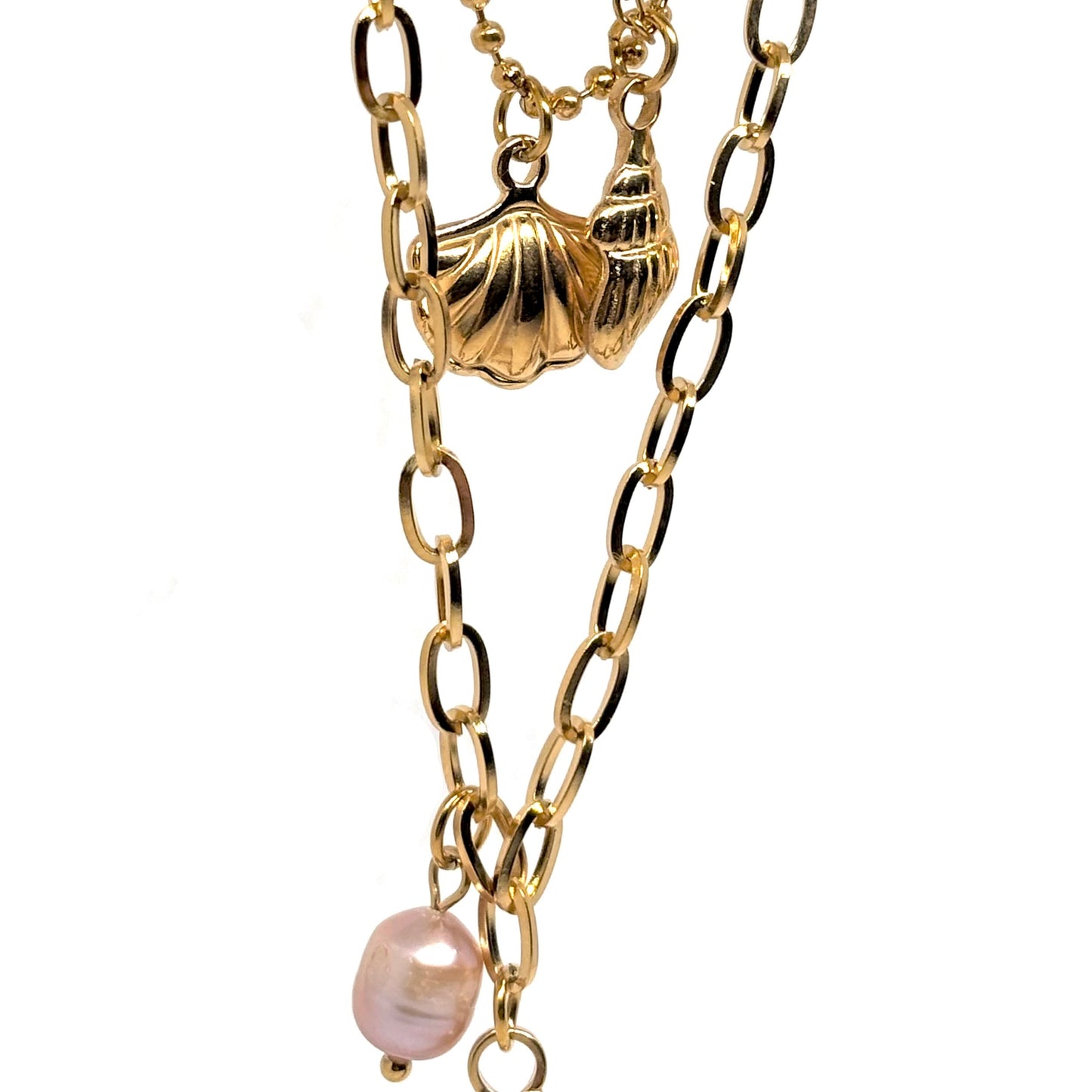 Collier multi-rangs pour femme en acier inoxydable couleur doré, orné de pendentifs coquillage, étoile de mer et perle nacrée. Bijou lumineux et estival au style bohème et marin, parfait pour un look vacances chic