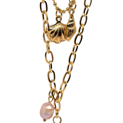 Collier multi-rangs pour femme en acier inoxydable couleur doré, orné de pendentifs coquillage, étoile de mer et perle nacrée. Bijou lumineux et estival au style bohème et marin, parfait pour un look vacances chic