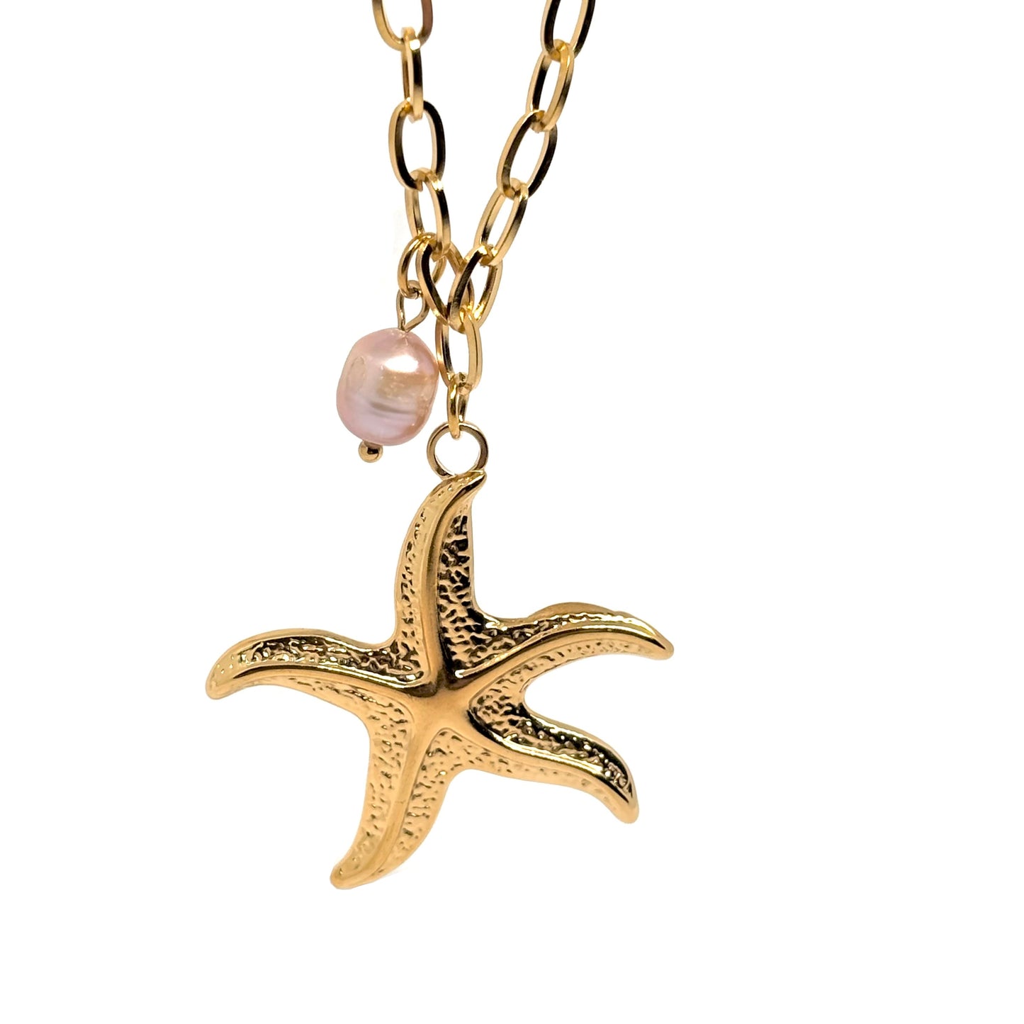Collier multi-rangs pour femme en acier inoxydable couleur doré, orné de pendentifs coquillage, étoile de mer et perle nacrée. Bijou lumineux et estival au style bohème et marin, parfait pour un look vacances chic