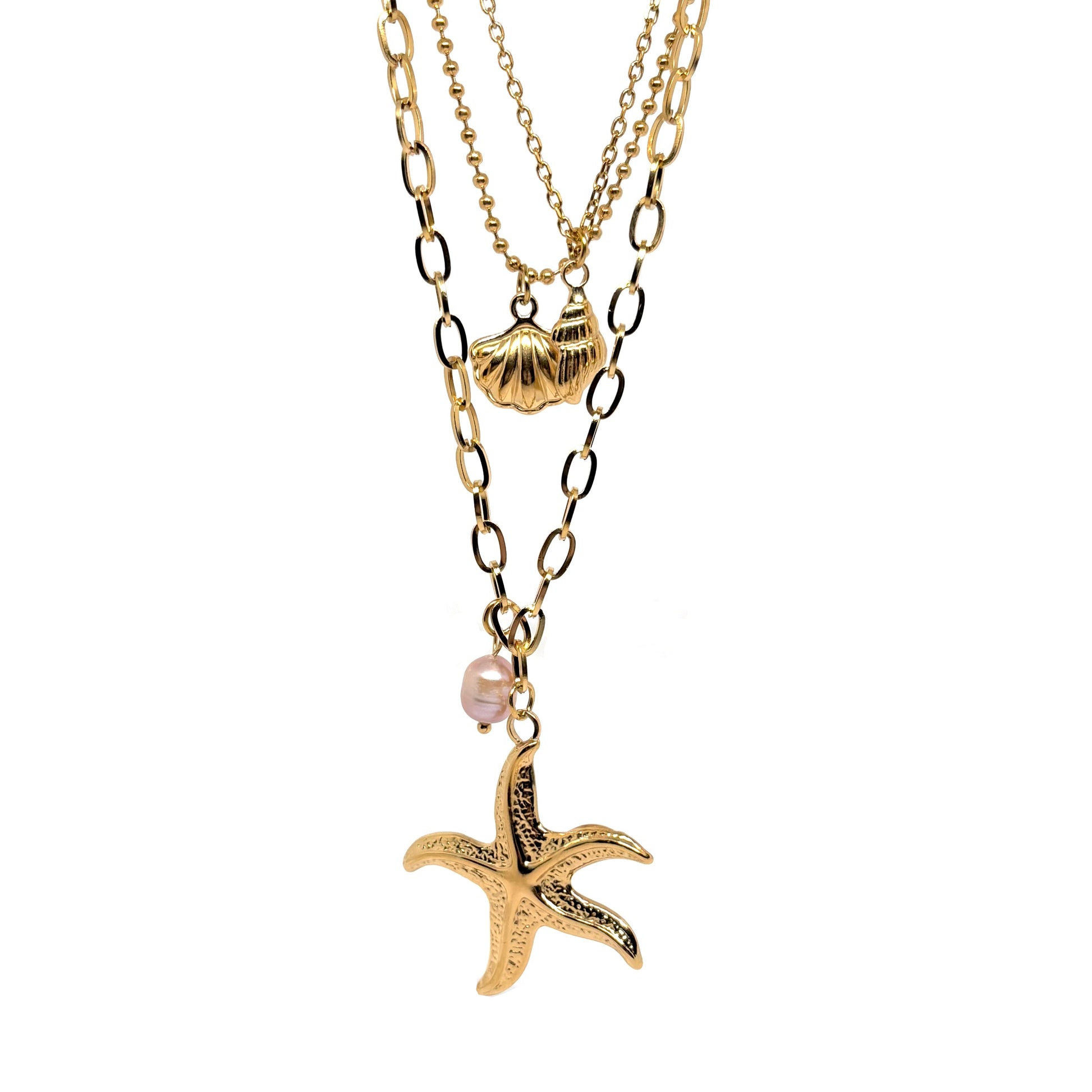 Collier multi-rangs pour femme en acier inoxydable couleur doré, orné de pendentifs coquillage, étoile de mer et perle nacrée. Bijou lumineux et estival au style bohème et marin, parfait pour un look vacances chic