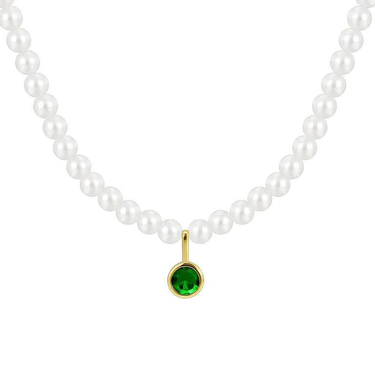 collier femme de perles blanches orné d’un pendentif rond en pierre verte émeraude facettée cerclée de doré, longueur ajustable 40 à 45 cm, bijou intemporel et audacieux au charme élégant