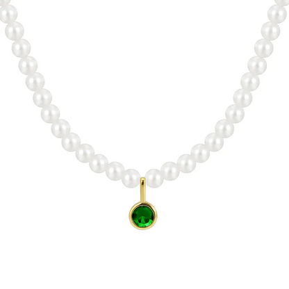 collier femme de perles blanches orné d’un pendentif rond en pierre verte émeraude facettée cerclée de doré, longueur ajustable 40 à 45 cm, bijou intemporel et audacieux au charme élégant