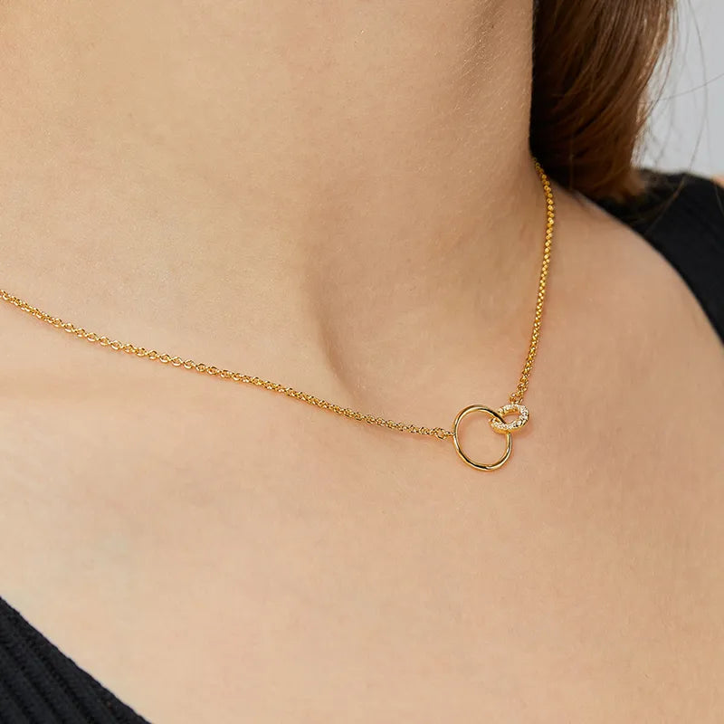 collier femme en plaqué or avec pendentif deux anneaux entrelacés sertis de zircons étincelants sur chaîne fine 45 cm, bijou symbolique à offrir