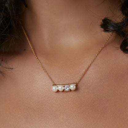 collier femme en plaqué or avec barre horizontale ornée de perles blanches et d’un zircon central, longueur ajustable 45 à 50 cm, bijou minimaliste et moderne au charme équilibré