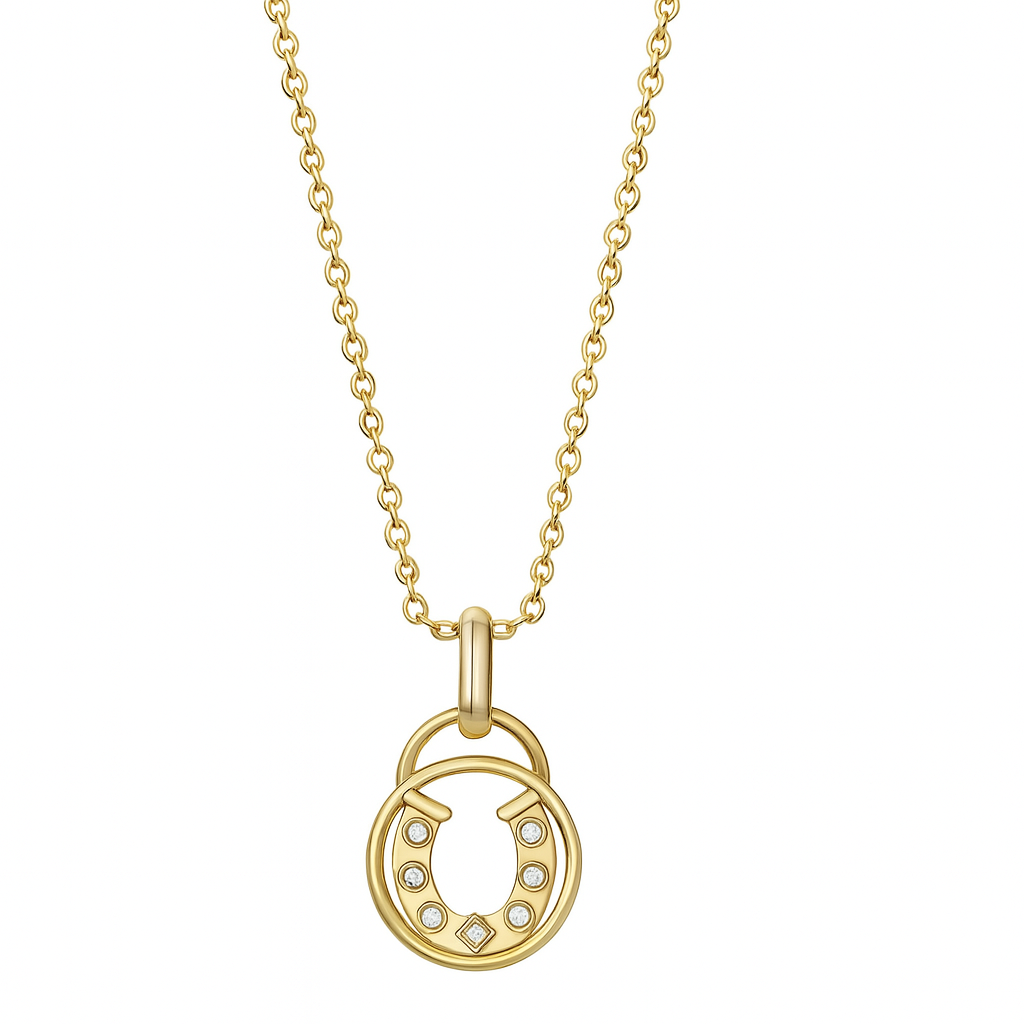 Ce collier doré avec pendentif fer à cheval est un bijou à la fois symbolique et raffiné. La forme emblématique du fer à cheval, traditionnellement porte-bonheur, est ici revisitée avec une monture plaqué or délicate, sertie de zircons étincelants finement disposés.

Suspendu à une chaîne fine et brillante, le pendentif mêle courbes harmonieuses et détails lumineux, pour un rendu à la fois moderne et chargé de sens.
