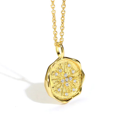 collier femme en plaqué or avec médaillon texturé inspiré des anciens cachets de cire, forme irrégulière et fini mat, longueur 45 cm, bijou vintage chic et minimaliste au charme ancien