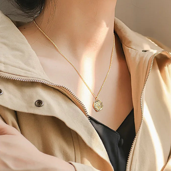 collier femme en plaqué or avec médaillon texturé inspiré des anciens cachets de cire, forme irrégulière et fini mat, longueur 45 cm, bijou vintage chic et minimaliste au charme ancien