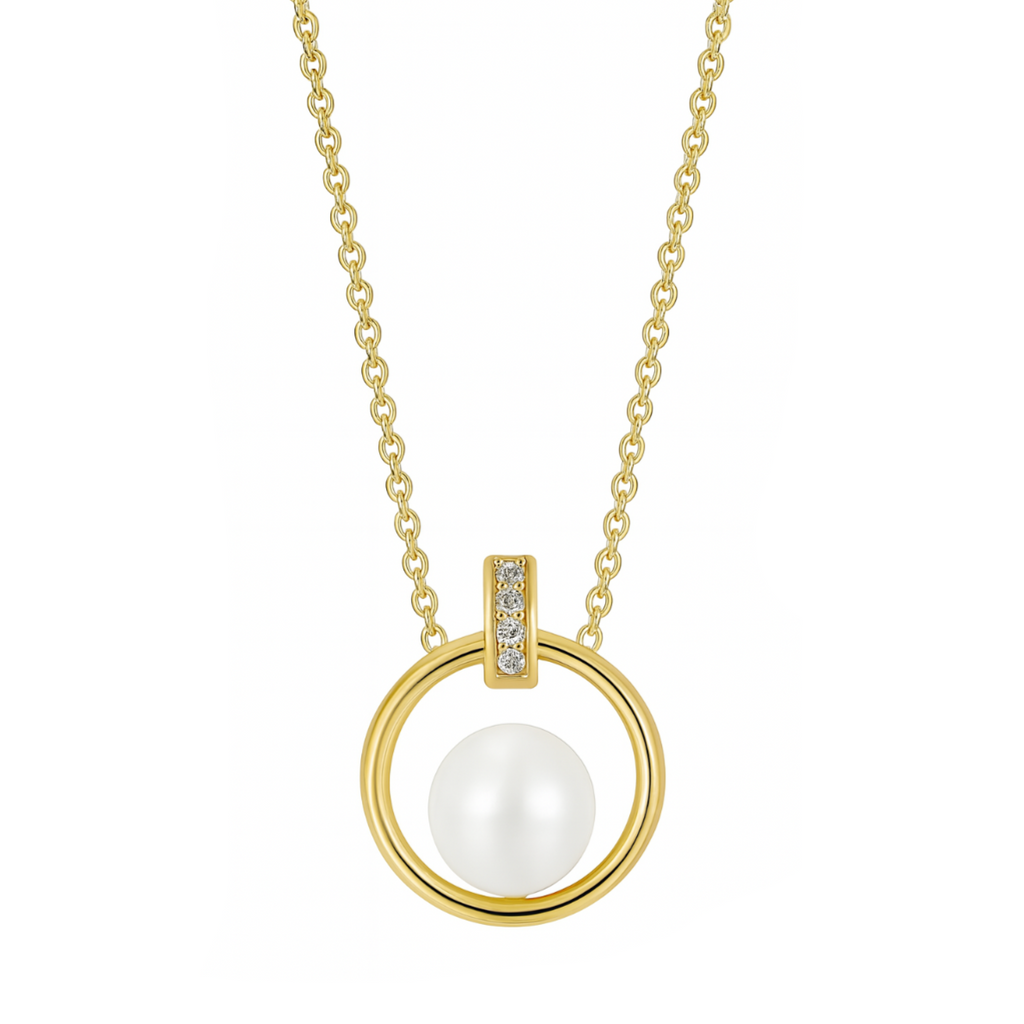 Ce collier doré à pendentif cercle et perle blanche incarne l’équilibre parfait entre tradition et modernité. En son centre, une perle nacrée est suspendue avec légèreté dans un cercle doré poli, évoquant l’harmonie et la féminité. La bélière est délicatement pavée de zircons scintillants, ajoutant une touche précieuse au bijou.

Fabriqué en laiton plaqué or, il offre une finition brillante et une très bonne tenue dans le temps. Le design géométrique et pur rend cette pièce idéale pour une tenue chic du quo