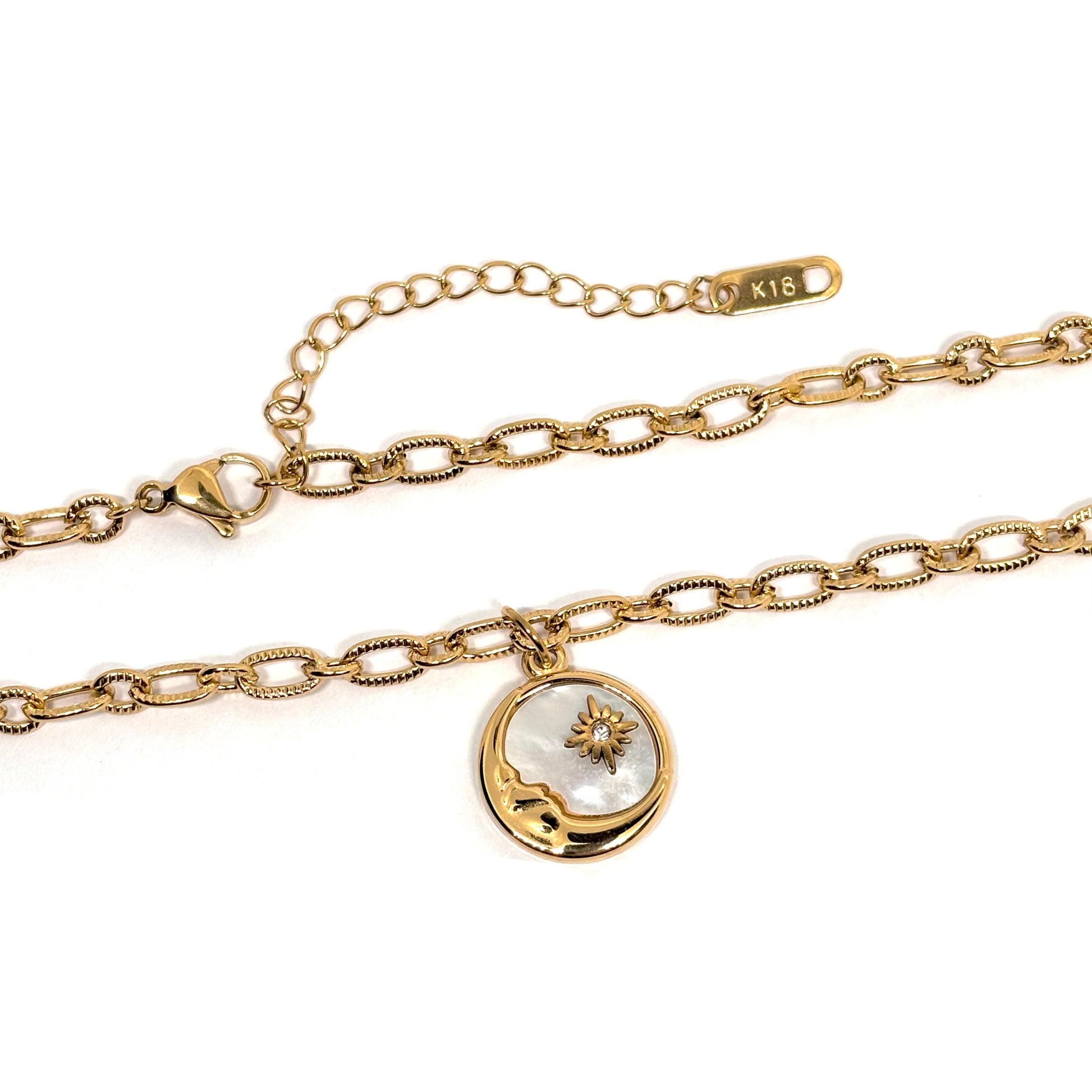 collier pour femme en plaqué or avec pendentif lune et soleil en nacre irisée effet ormeau, bijou lumineux et élégant à offrir