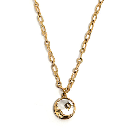collier pour femme en plaqué or avec pendentif lune et soleil en nacre irisée effet ormeau, bijou lumineux et élégant à offrir