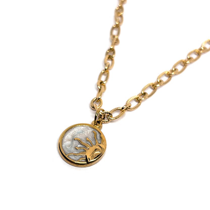 collier en plaqué or avec pendentif soleil et nacre naturelle, bijou élégant et lumineux pour femme