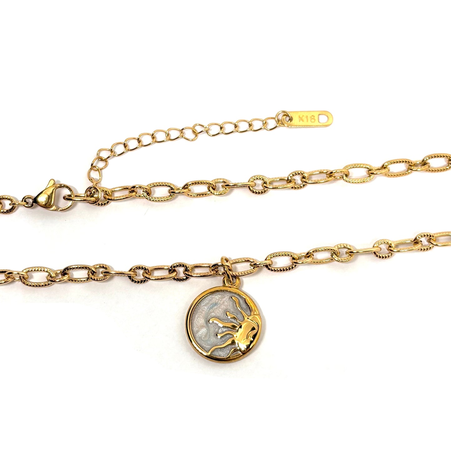 collier en plaqué or avec pendentif soleil et nacre naturelle, bijou élégant et lumineux pour femme