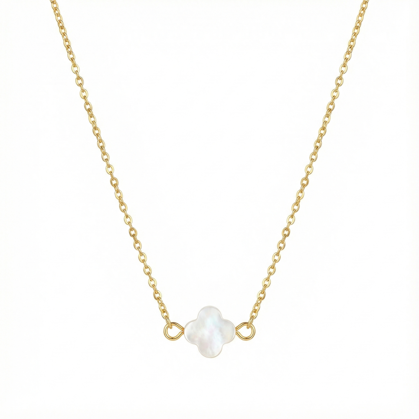 Collier femme tendance style luxe : pendentif trèfle blanc effet nacre sur chaîne dorée en acier inoxydable.