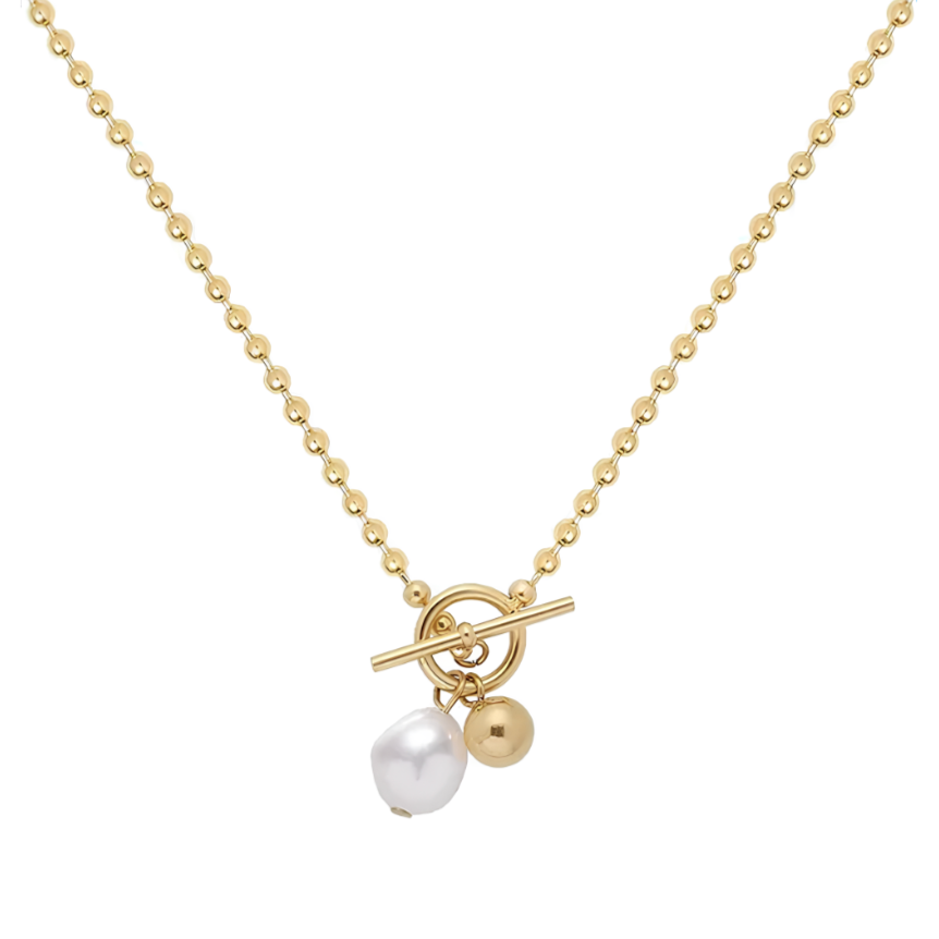 Un collier tendance à fermoir toggle apparent, orné d’une perle blanche irrégulière et d’une perle dorée brillante. Minimaliste, élégant et moderne, il apporte une touche raffinée et actuelle à n’importe quelle tenue.

Matériau : Acier inoxydable couleur doré, placage or 14K, perle synthétique blanche, hypoallergénique, résistant à l’eau et à l’oxydation.

Dimensions : Longueur chaîne 45 cm – fermoir 14,5 mm, perle blanche 6 mm, perle dorée 5 mm – poids 3,7 g.

Design : Chaîne à petites billes avec fermoir 