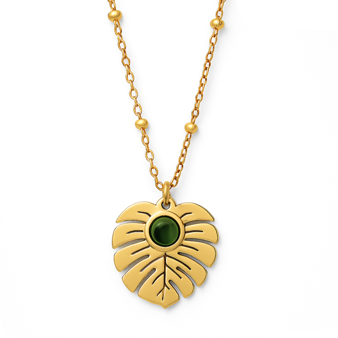 Ce collier doré met à l’honneur une feuille de Monstera finement découpée, ornée d’une pierre verte centrale, symbole de croissance, d’ancrage et de vitalité.

Matériaux : Acier inoxydable doré – résistant à l’eau, hypoallergénique. Finition lisse et détails minutieux.

Dimensions : Longueur : 40 + 5 cm – pendentif feuille : 1,5 cm – poids : 3,3 g.

Style : Un bijou végétal chic et affirmé, parfait pour apporter une touche de nature et d’élégance dorée à votre look.