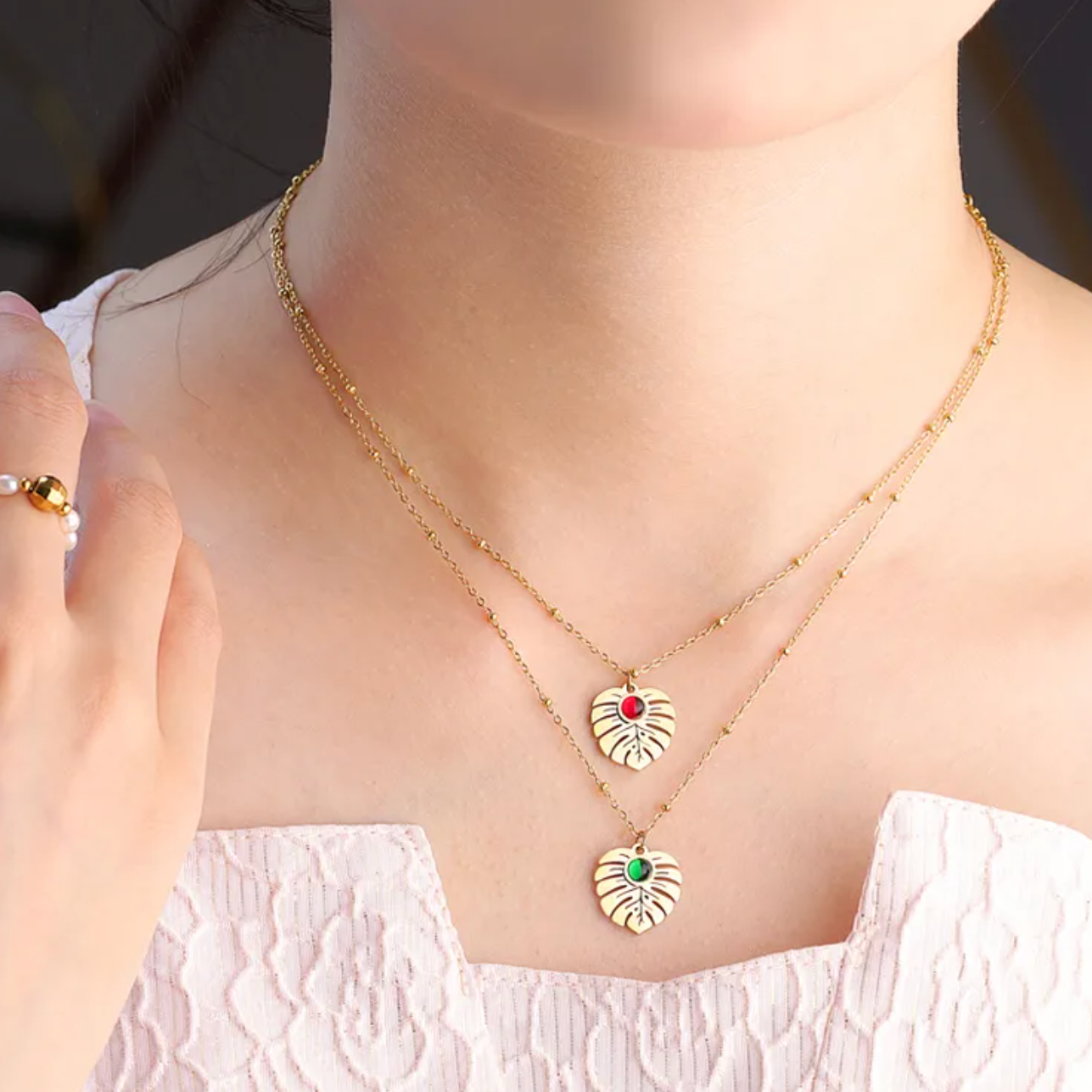 Ce collier doré feuille Monstera est sublimé par une pierre rouge centrale, évoquant force et vitalité. Le design fin de la chaîne à maillons ponctués de billes lui donne un style moderne et délicat.

Matériaux : Acier inoxydable doré – résistant à l’eau, hypoallergénique. Finition lisse, détails précis.

Dimensions : Longueur : 40 + 5 cm – pendentif feuille : 15 mm – poids : 3,3 g.

Style : Un bijou végétal et lumineux, parfait pour un look nature chic ou une tenue estivale.