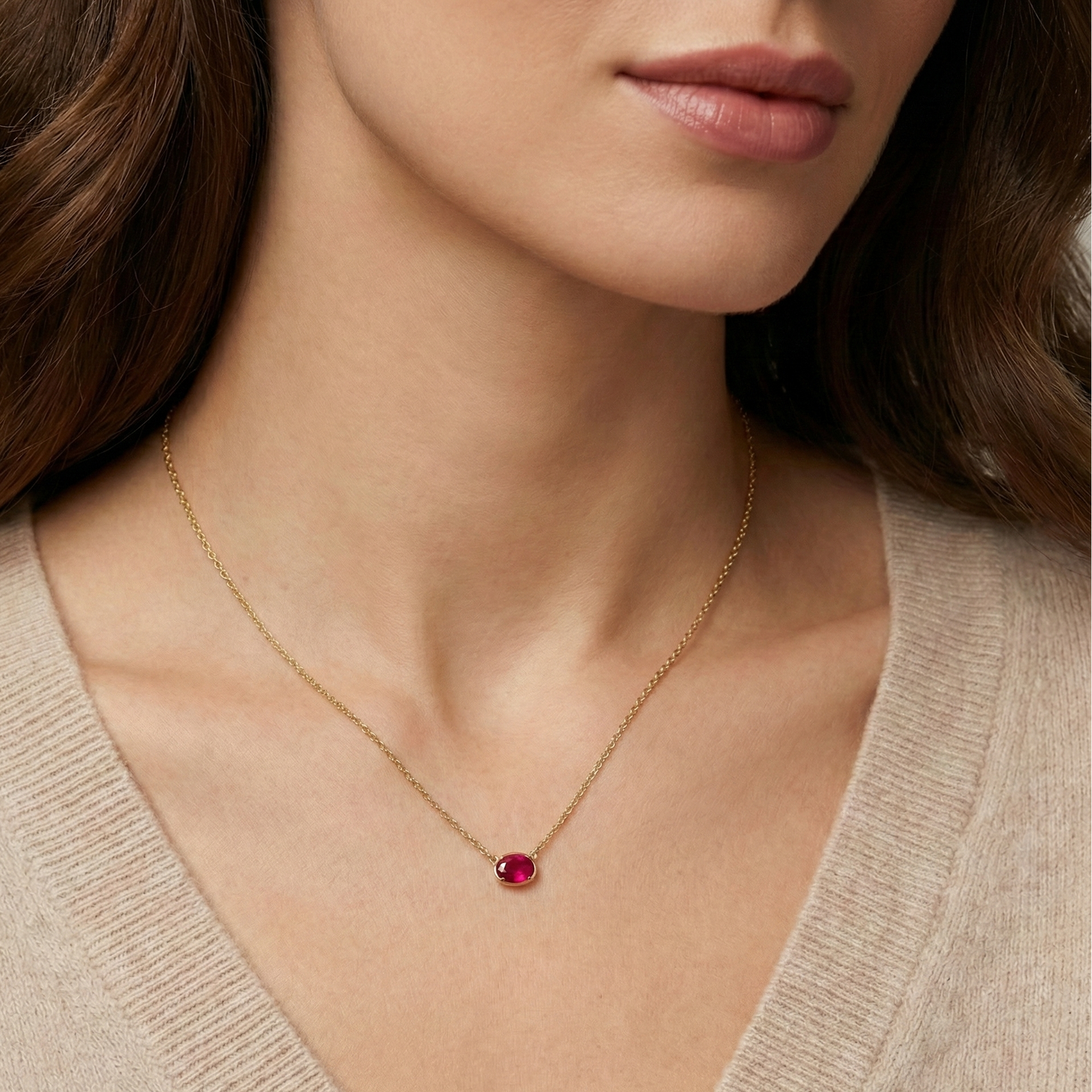 Collier fin doré or 18k avec pierre rouge ovale facettée sur chaîne torsadée