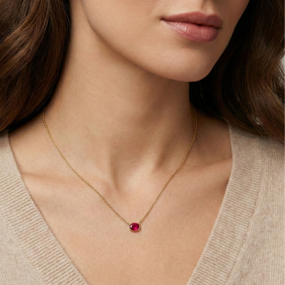 Collier fin doré or 18k avec pierre rouge ovale facettée sur chaîne torsadée